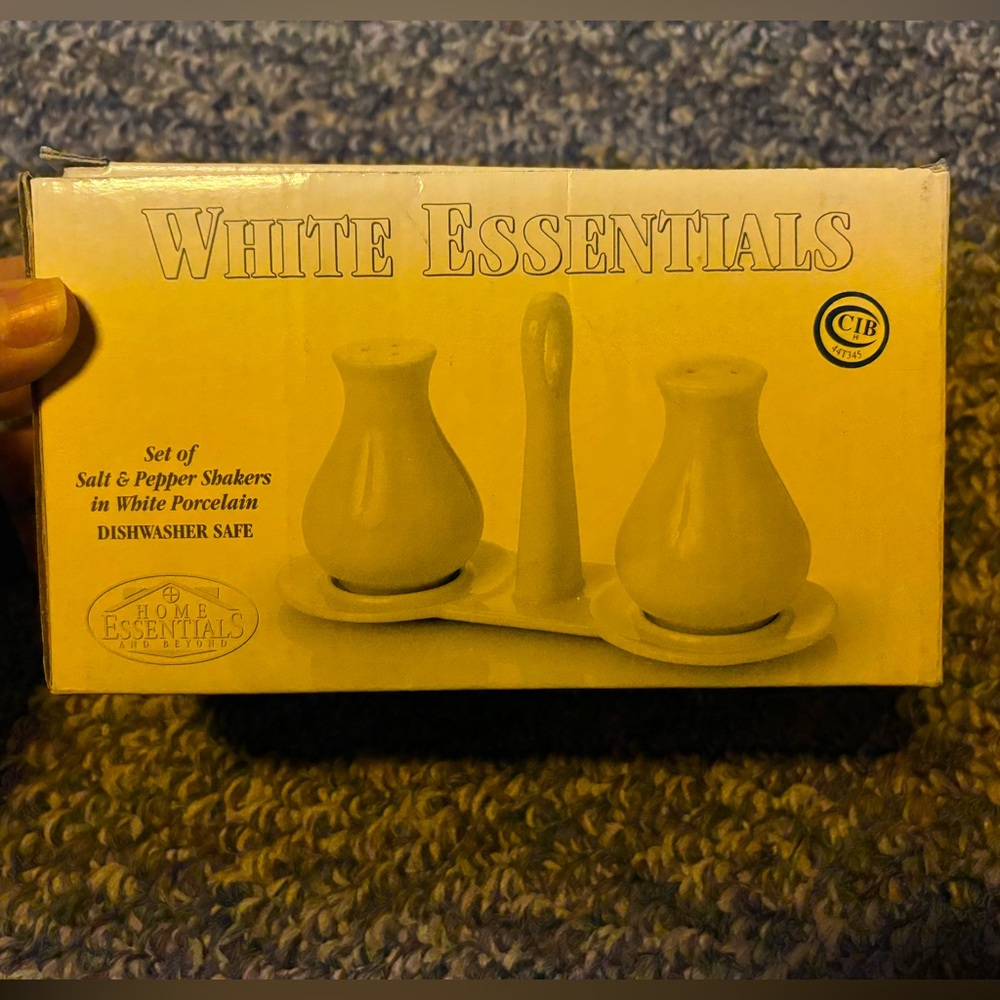 Salt & pepper shaker set